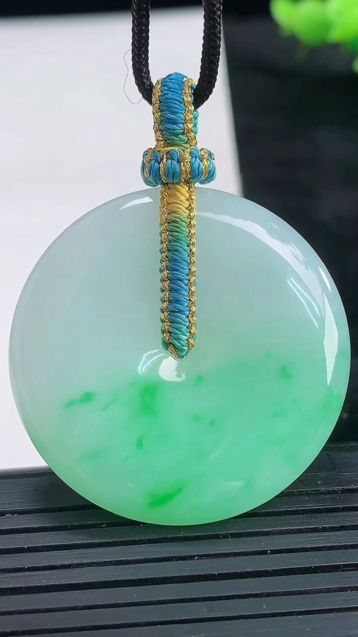 天然A货翡翠平安扣吊坠尺寸38.1-6.4重量:20.00g
3月26日