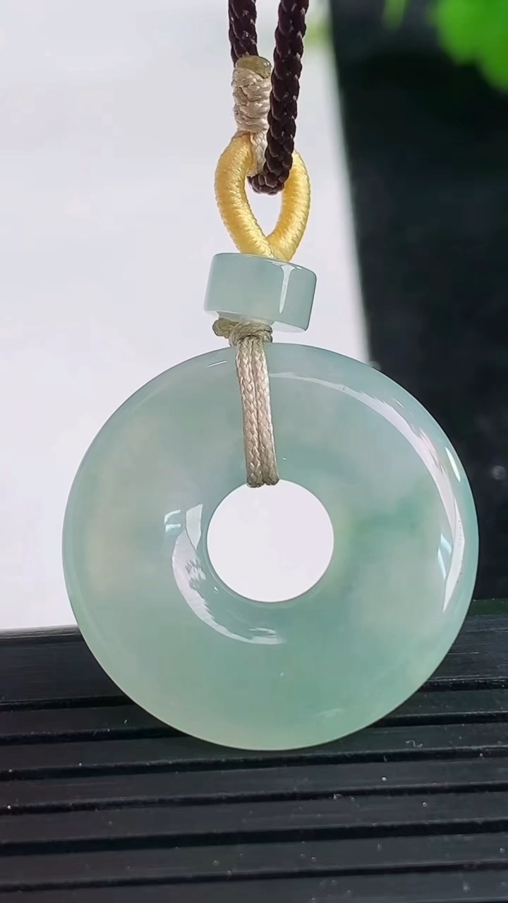 天然A货翡翠飘花平安环吊坠尺寸24-3.5重量:4.46g
3月26日