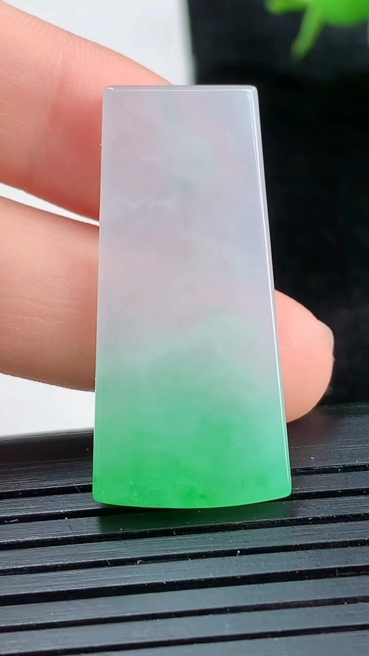 天然A货翡翠无事牌镶嵌件尺寸34.1-15.8-2.7重量:5.50g
3月26日