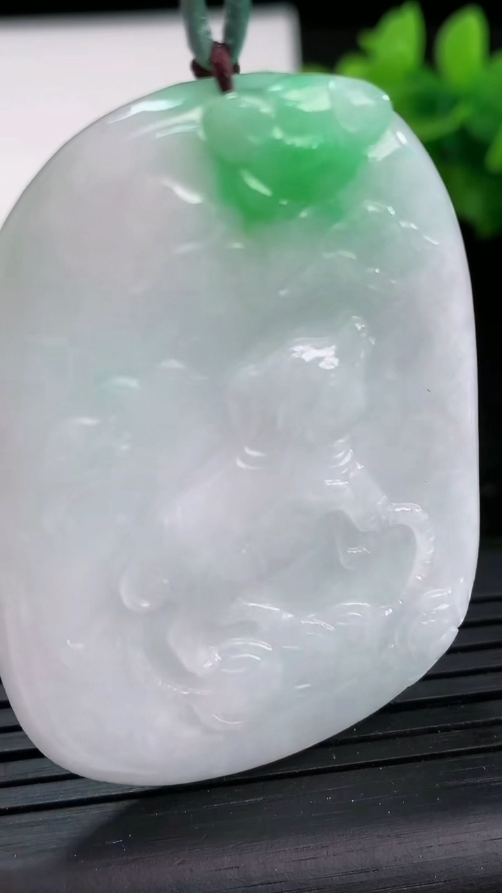 天然A货翡翠生肖猪吊坠尺寸52.2-38-4.9重量:22.03g
3月26日