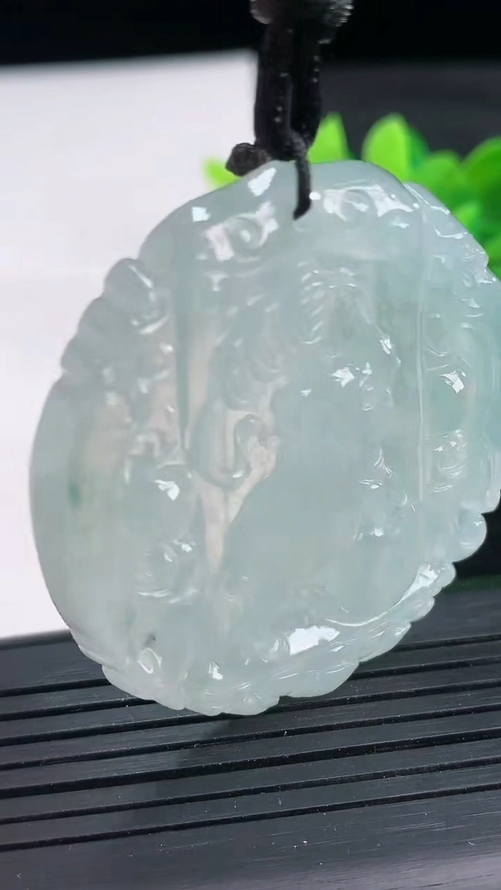 天然A货翡翠种飘花生肖猪吊坠尺寸47.6-43.9-5.2重量:24.03g
3月26日