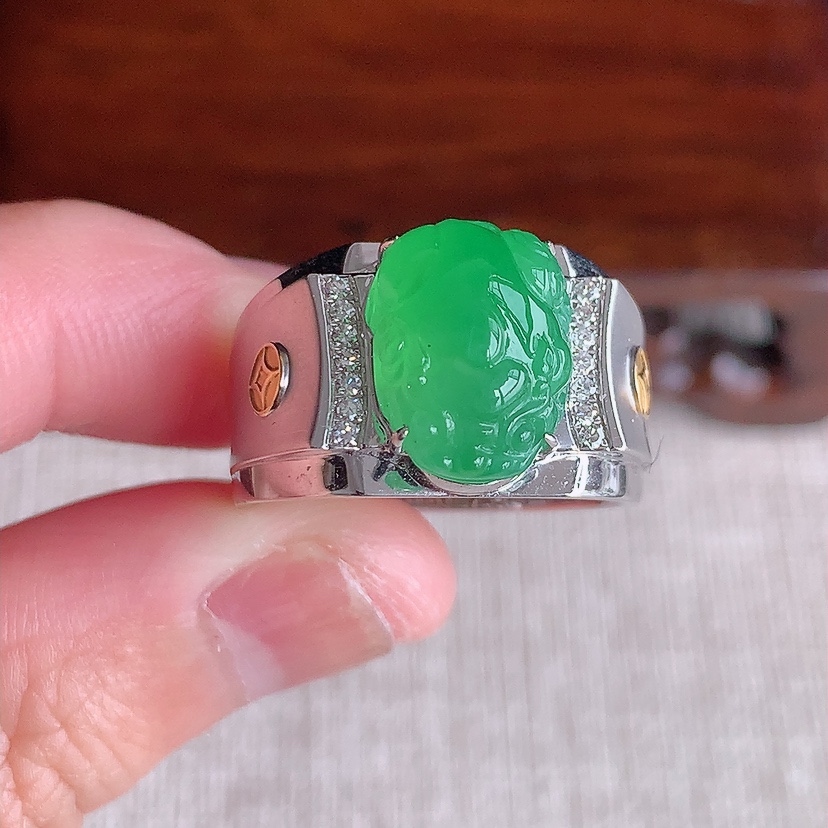 天然A货翡翠18K金伴钻镶嵌甜绿招财貔貅戒指 圈口19.5裸石
尺寸12.6-9.6mm 重量6.3