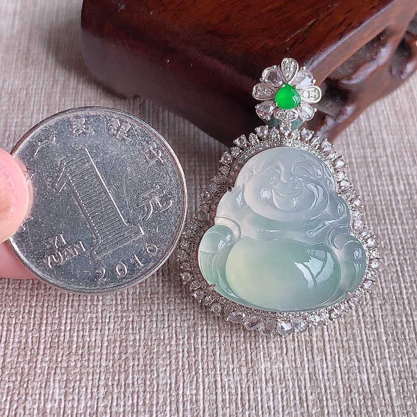 天然A货翡翠18K金伴钻镶嵌晴水佛公吊坠 
尺寸37-27.4-14裸石21.5-21.6mm 重量10.36g 0324