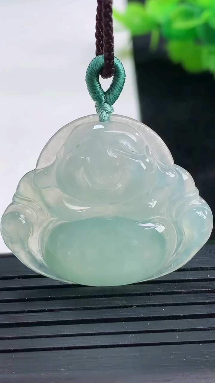 天然A货翡翠佛公吊坠尺寸29.7-35.4-5.3重量:8.40g
3月26日