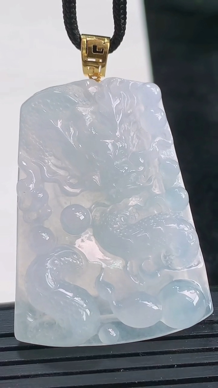 天然A货翡翠种紫罗兰龙牌吊坠尺寸40.4-29.8-5.6重量:12.72g
3月26日