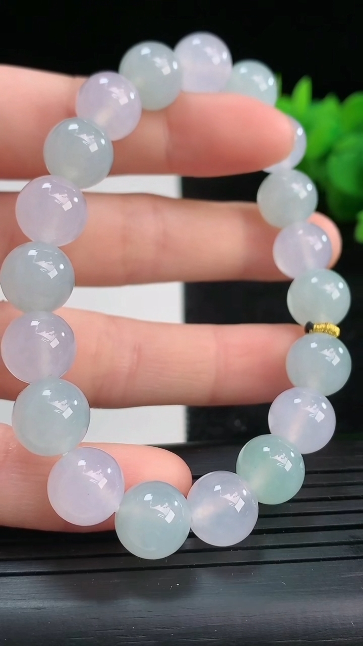 天然A货翡翠圆珠手串尺寸10-19颗重量:32.98g3月26日
工厂直销收藏佳品,种好水足，色泽均匀，有种有色，上手高大气！