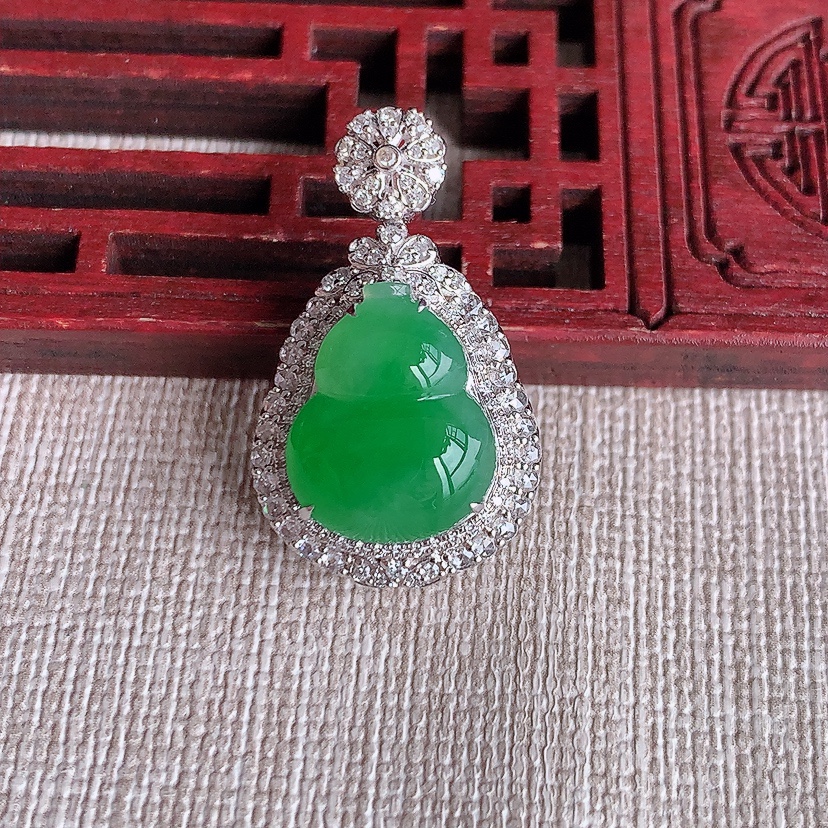 天然A货翡翠18K金伴钻镶嵌阳绿葫芦吊坠 
尺寸27.6-16.5-12裸石14.2-11.5mm 重量4.72g 0324