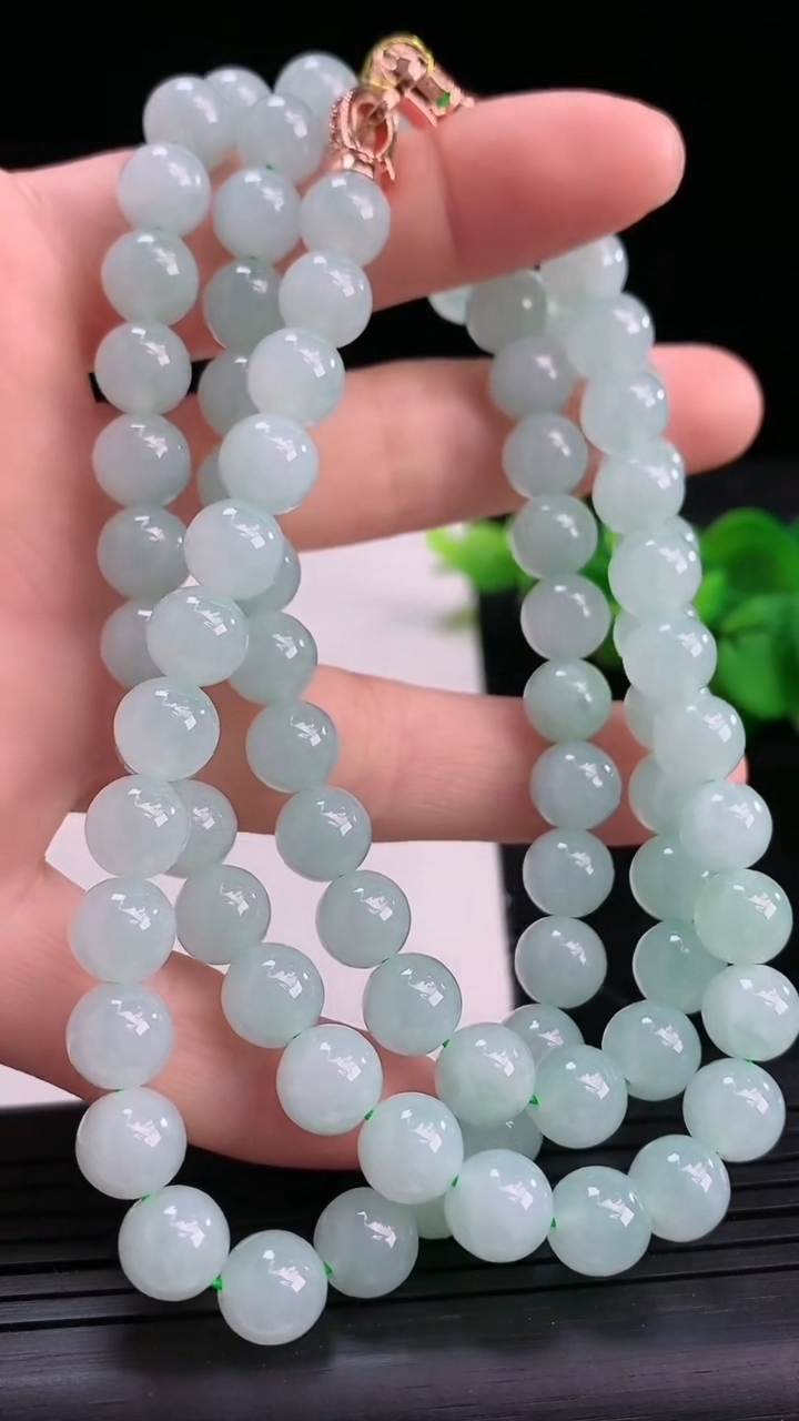 天然A货翡翠圆珠项链尺寸7.5-88颗重量:72.45g3月26日
工厂直销收藏佳品,种好水足，色泽均匀，有种有色，上手高大气！