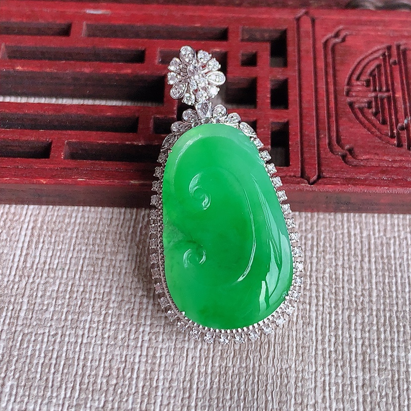 天然A货翡翠18K金伴钻镶嵌阳绿如意吊坠 
尺寸38.5-18.8-10.5裸石25.2-15.2mm 重量8.14g 0324