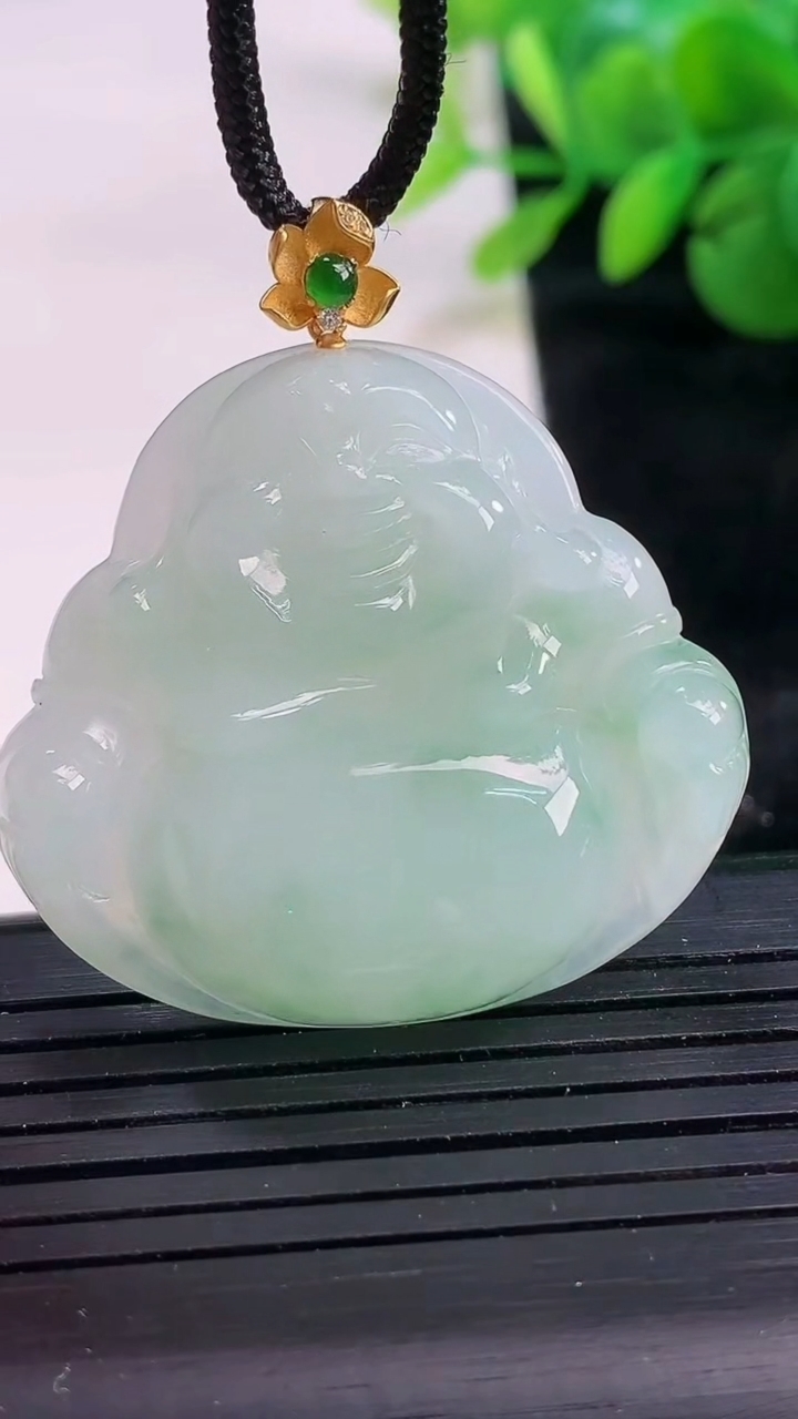 天然A货翡翠佛公吊坠尺寸33.5-36.7-7.3重量:13.41g
3月26日