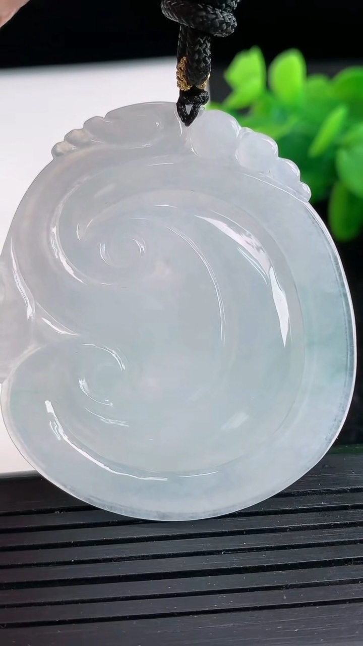 天然A货翡翠飘花如意吊坠尺寸51.8-45.3-6.1重量:29.32g
3月26日