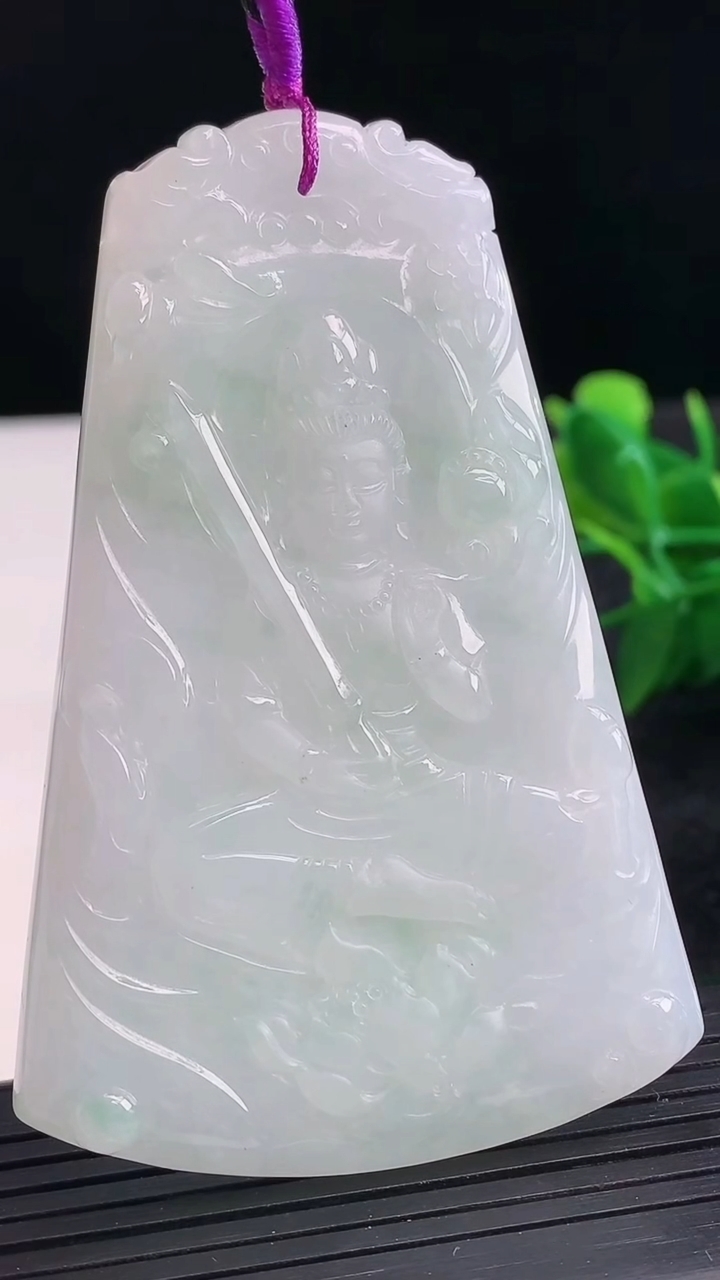 天然A货翡翠虚空藏菩萨吊坠尺寸74.3-48.3-6.5重量:44.09g
3月26日