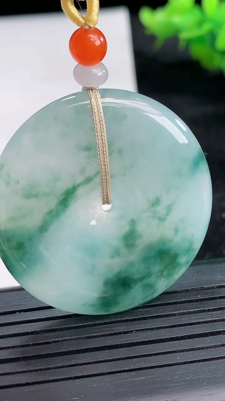 天然A货翡翠飘花平安扣吊坠尺寸39.6-5.6重量:20.83g
3月26日