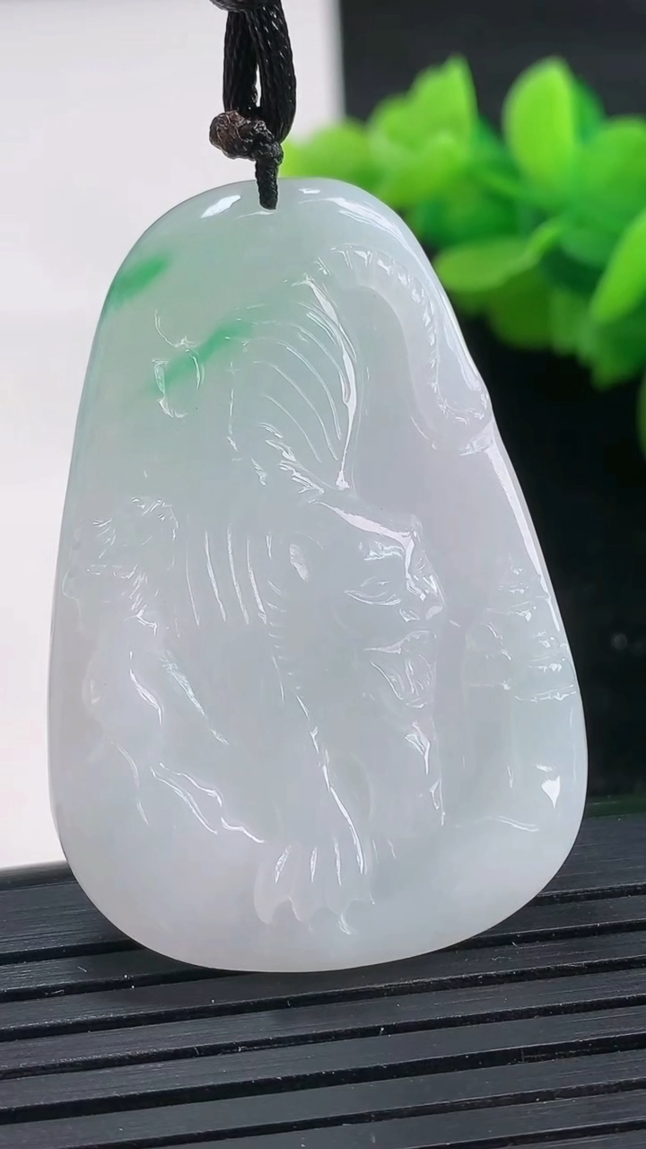 天然A货翡翠生肖虎吊坠尺寸44.7-30.5-4.9重量:14.99g
3月26日