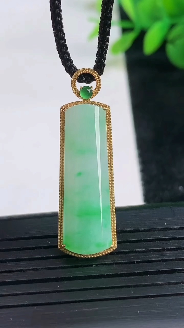 天然A货翡翠无事牌吊坠尺寸35.5-10.9-5重量:3.44g
3月26日