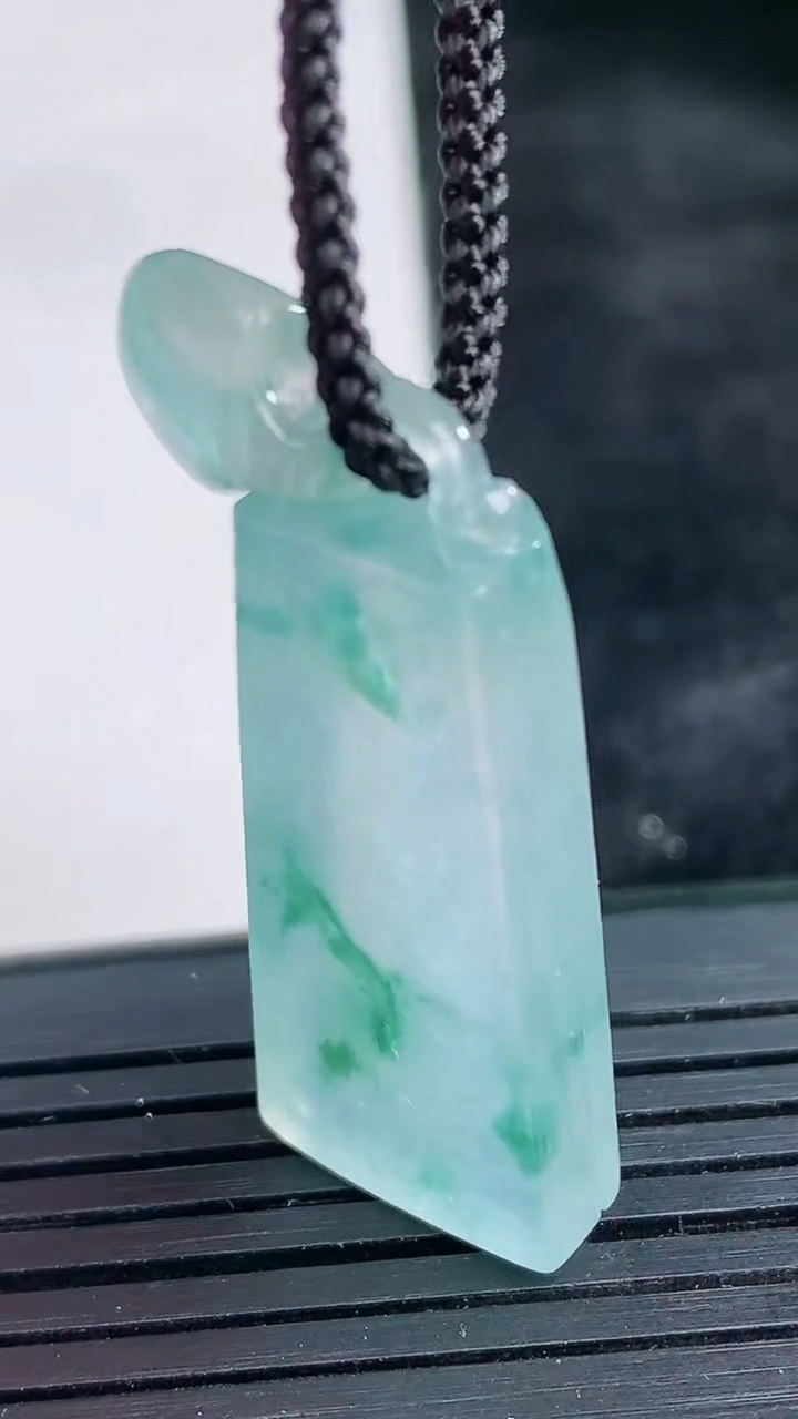 天然A货翡翠种飘花无事牌吊坠尺寸43-14-6.2重量:8.69g
3月26日