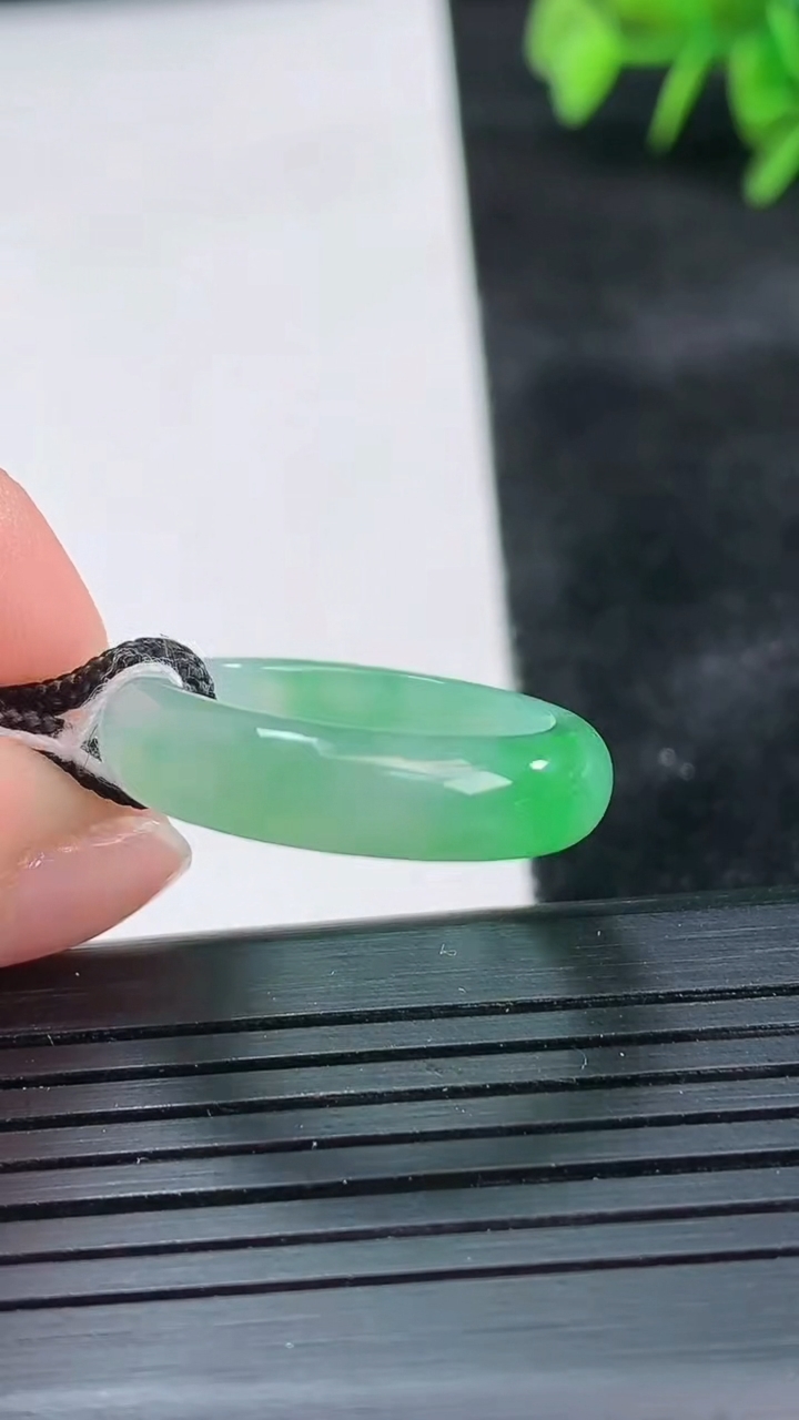 天然A货翡翠指环戒指尺寸17.9-5.4-3.3重量:3.82g2026年3月26日
工厂直销收藏佳品,种好水足，色泽均匀，有种有色，上手高大气！