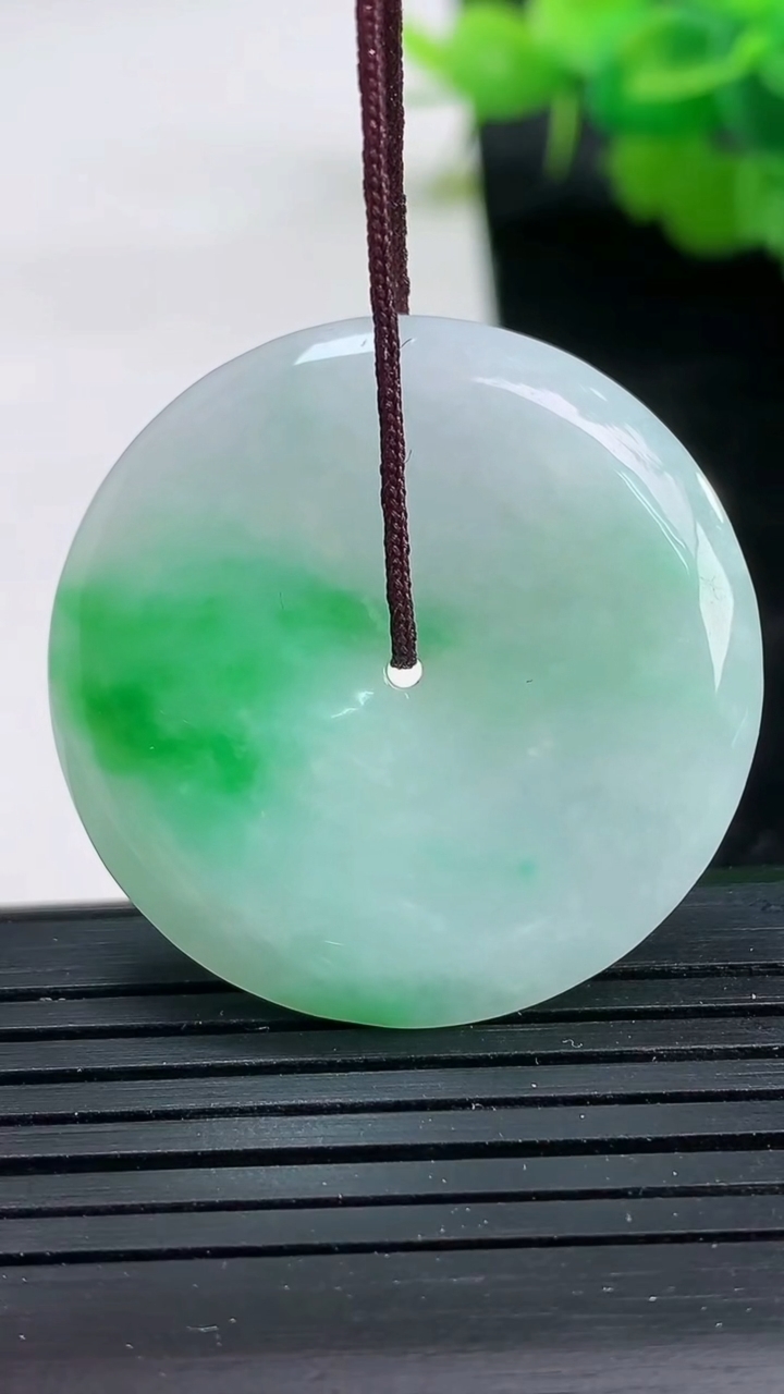 天然A货翡翠平安扣吊坠尺寸33.5-5.1重量:13.01g
3月26日