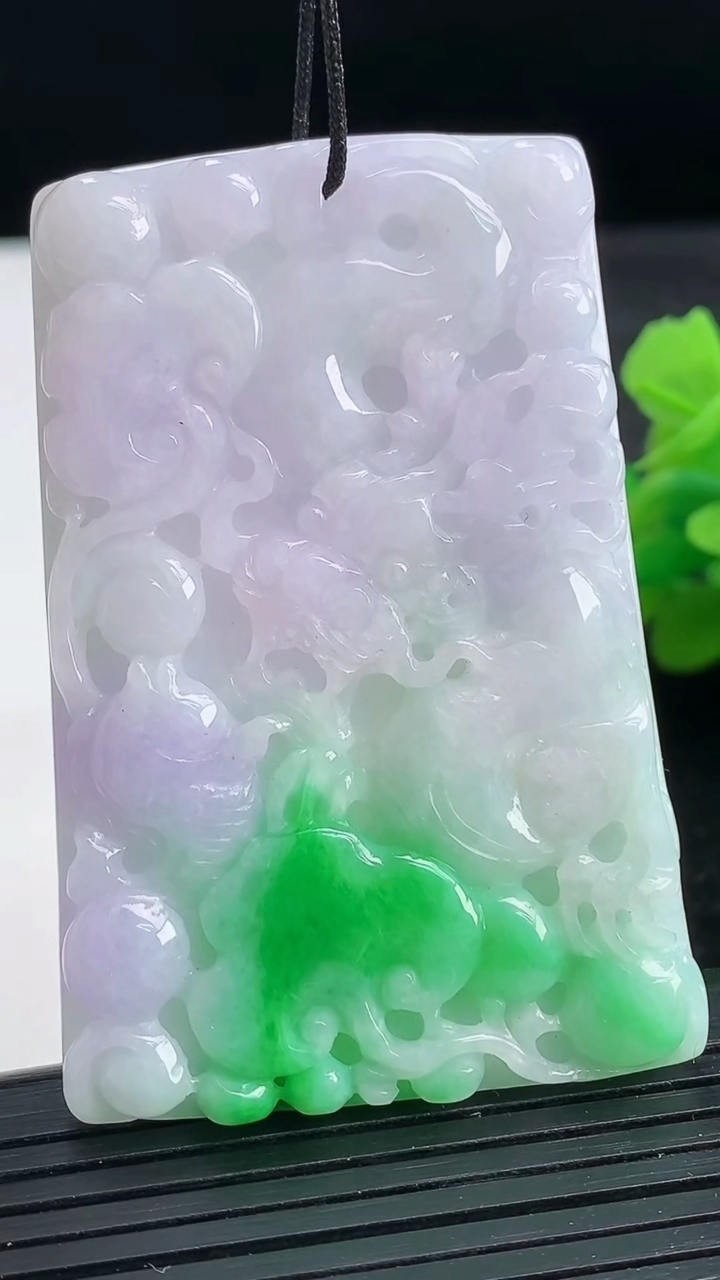 天然A货翡翠龙牌吊坠尺寸58-38.7-6.4重量:31.61g
3月26日