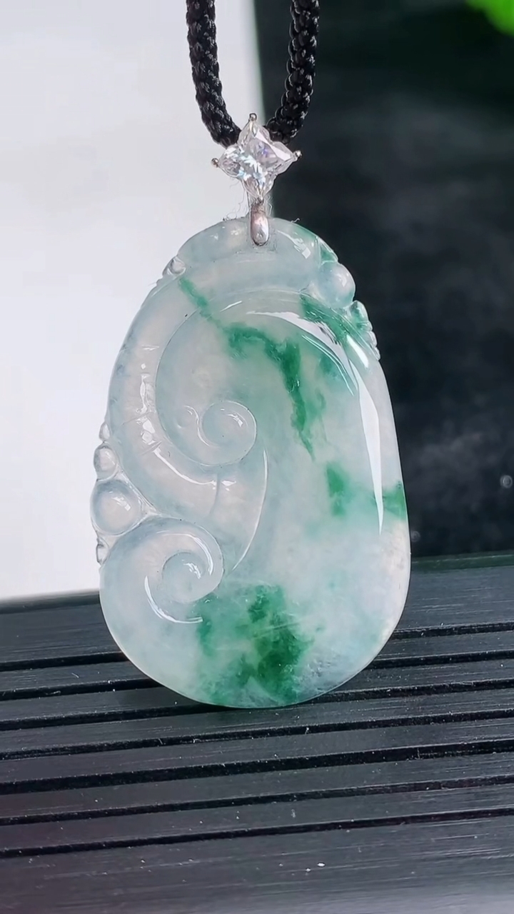 天然A货翡翠种飘花如意吊坠尺寸34.5-22.5-4重量:6.80g
3月26日