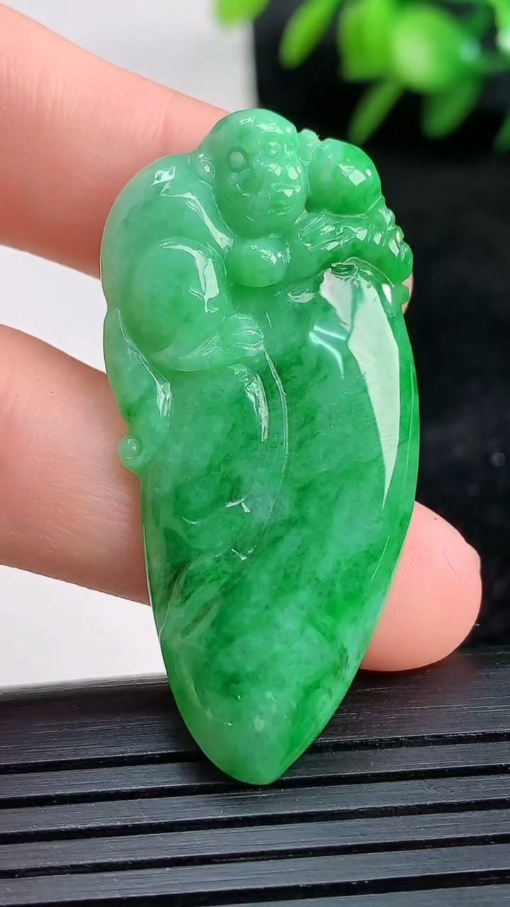 天然A货翡翠福瓜吊坠尺寸44.1-20.3-4.7重量:6.25g
3月26日