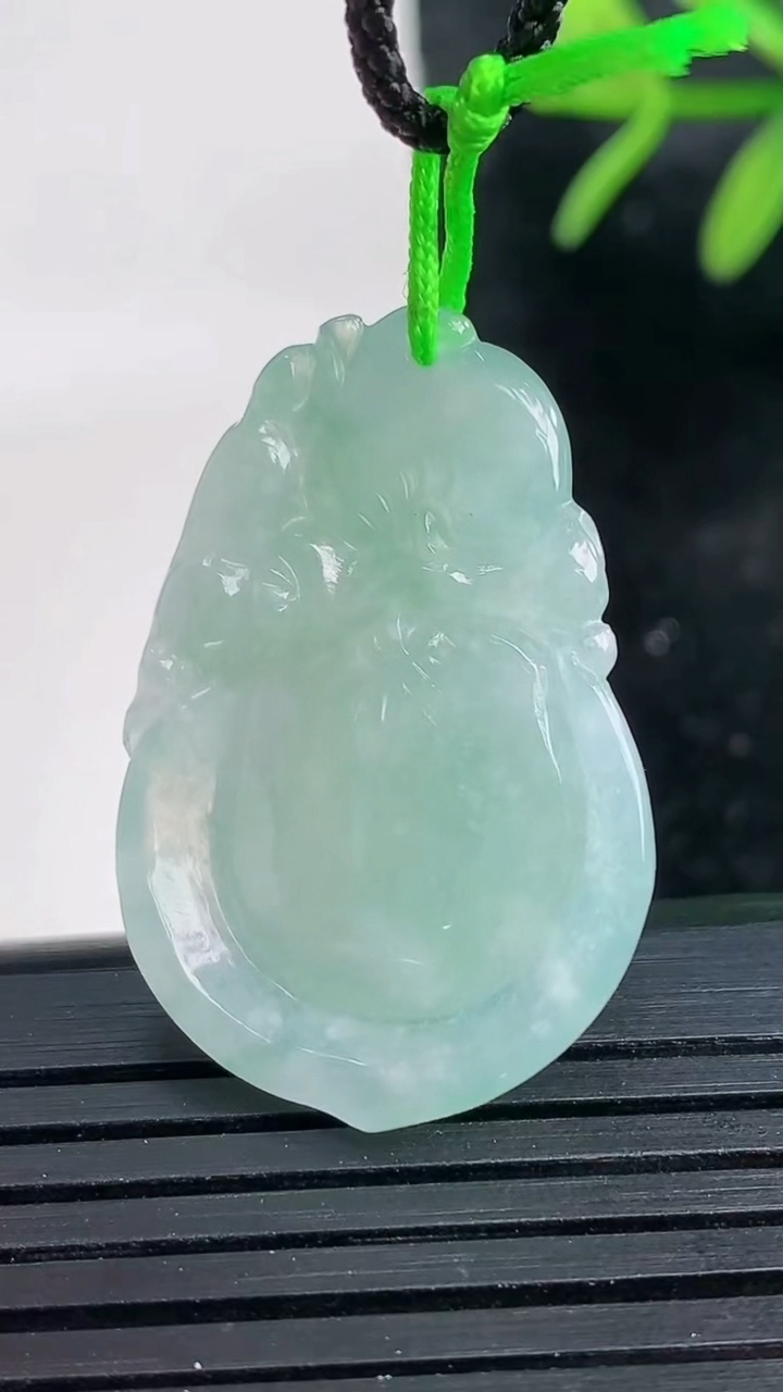 天然A货翡翠寿桃吊坠尺寸31.2-20.6-5.6重量:5.77g
3月26日