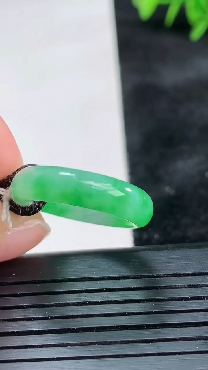 天然A货翡翠指环 戒指尺寸16.6-5.4-3.4重量:3.54g2026年3月26日
工厂直销收藏佳品,种好水足，色泽均匀，有种有色，上手高大气！