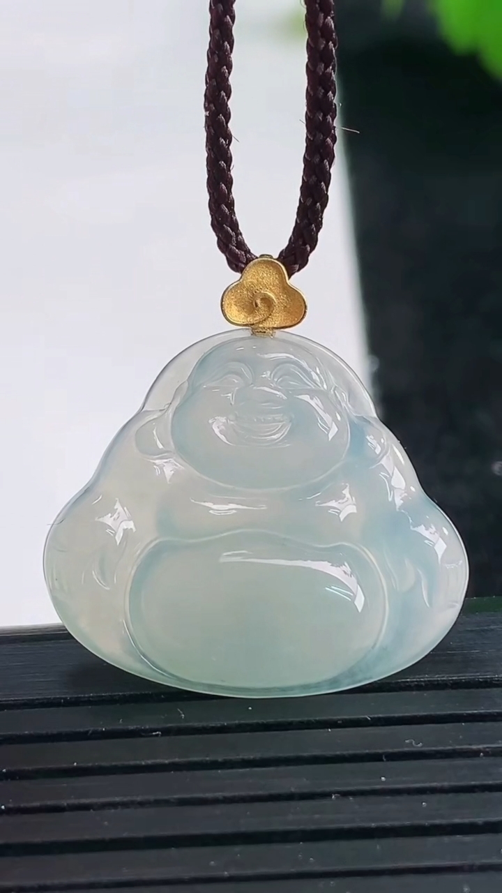 天然A货翡翠佛公吊坠尺寸21.8-24.8-3.6重量:3.69g
3月26日