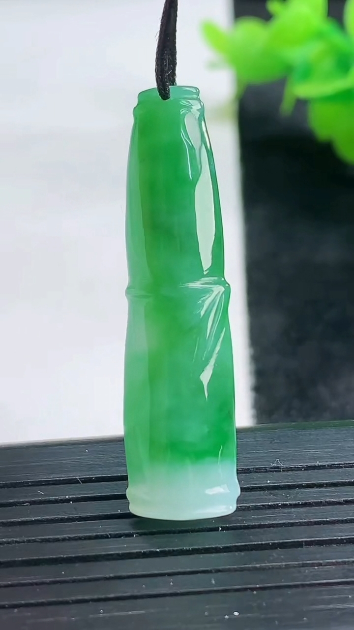 天然A货翡翠节节高升 竹节吊坠尺寸39.5-10.1-5.8重量:4.91g
3月26日