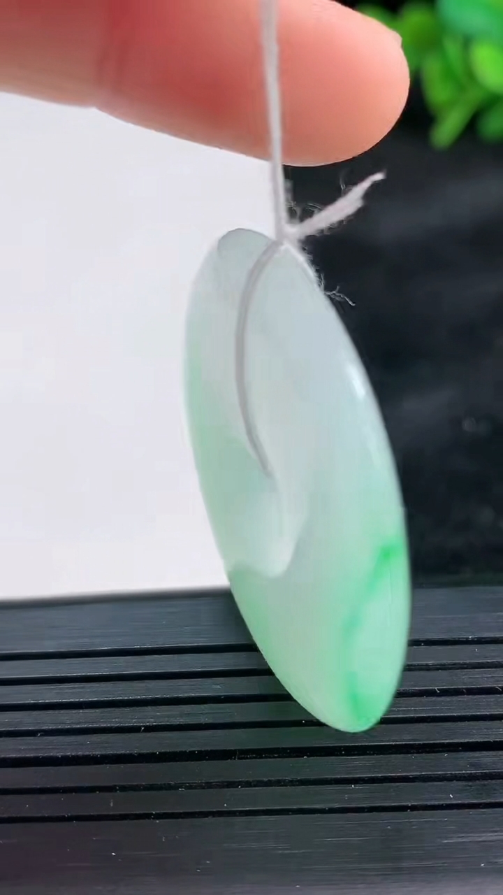 天然A货翡翠平安扣吊坠尺寸36-5.3重量:15.30g
3月26日