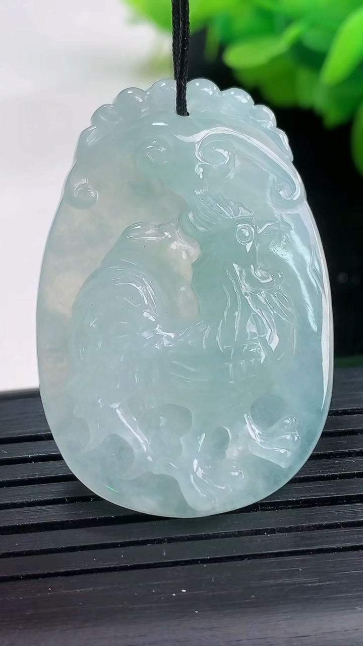 天然A货翡翠生肖鸡吊坠尺寸39.7-27.1-5.6重量:10.95g
3月26日