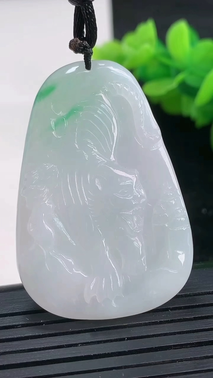 天然A货翡翠生肖虎吊坠尺寸44.7-30.5-4.9重量:14.99g
3月26日