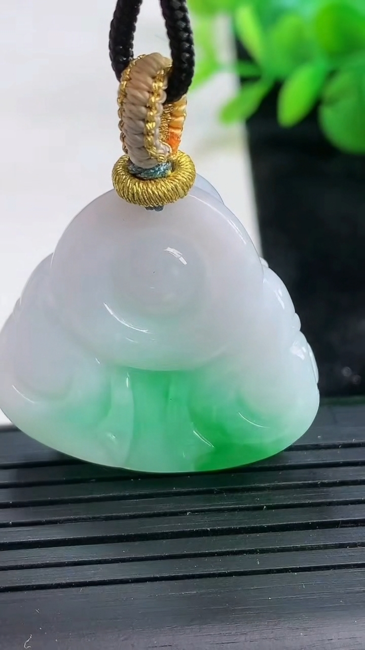 天然A货翡翠佛公吊坠尺寸30.8-33.4-12重量:22.79g
3月26日