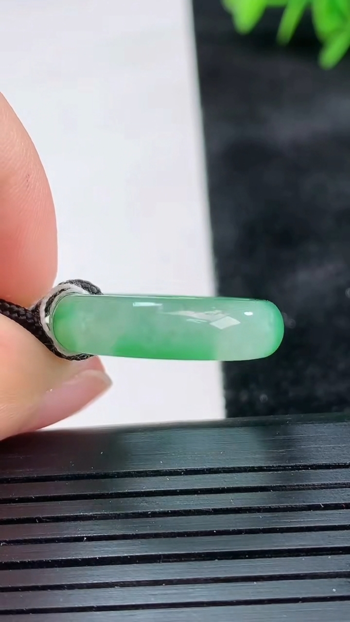 天然A货翡翠指环戒指尺寸16.3-5.5-3.5重量:3.99g2026年3月26日
工厂直销收藏佳品,种好水足，色泽均匀，有种有色，上手高大气！