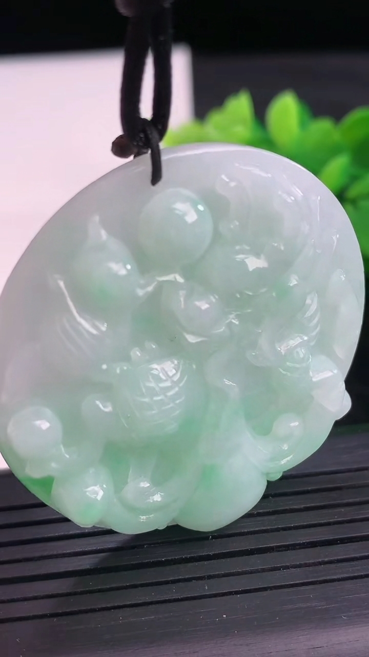 天然A货翡翠麒麟吊坠尺寸45.7-8.2重量:31.61g
3月26日