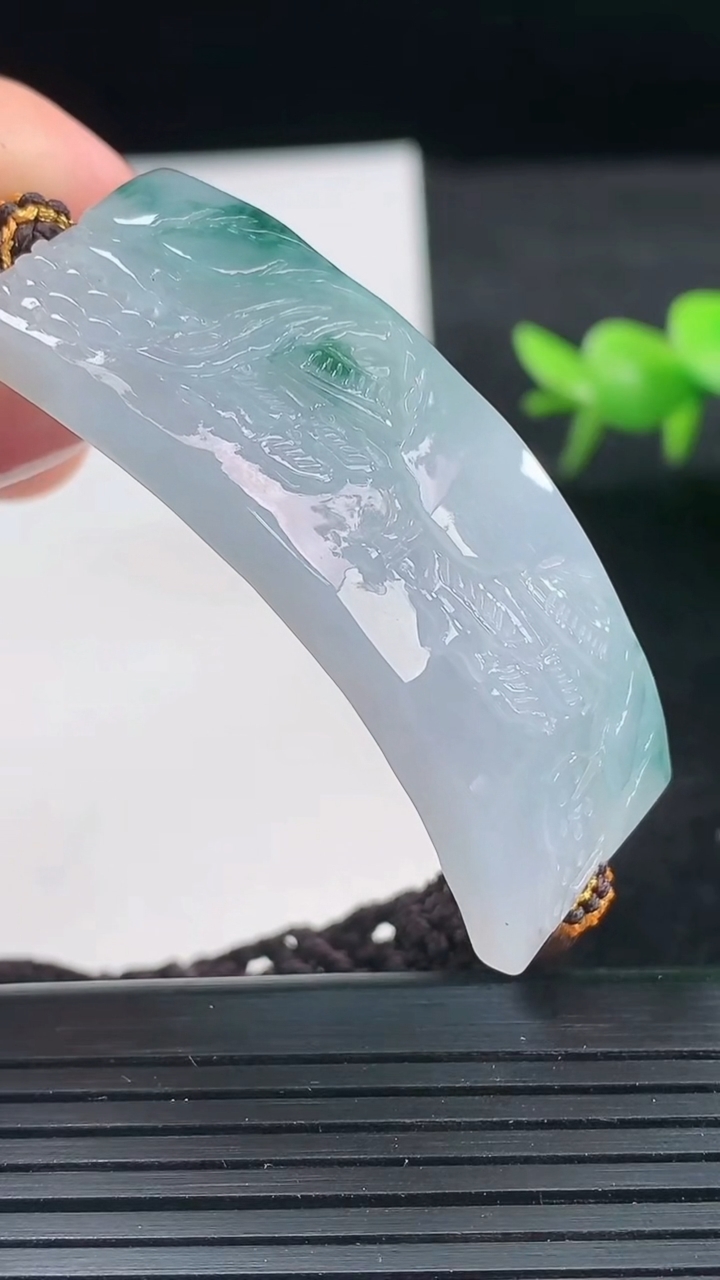 天然A货翡翠牌手牌尺寸49.1-16.9-6.7重量:20.86g
3月26日