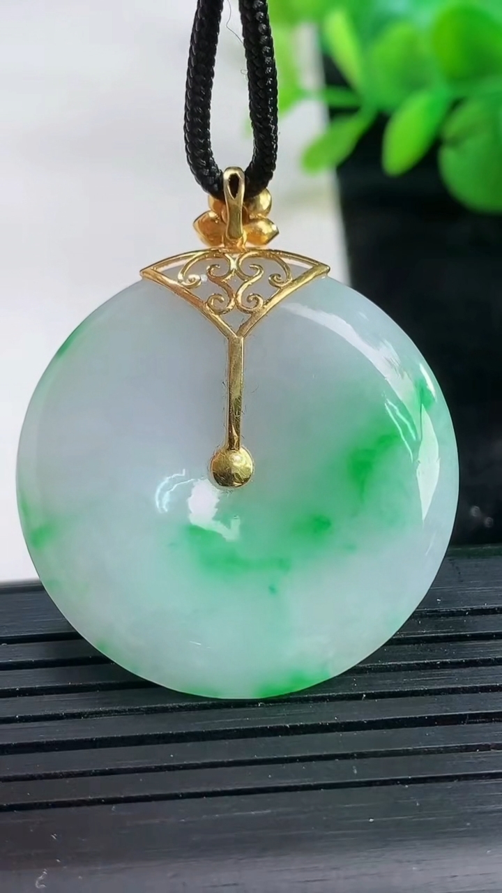 天然A货翡翠平安扣吊坠尺寸33.6-5.8重量:14.33g
3月26日