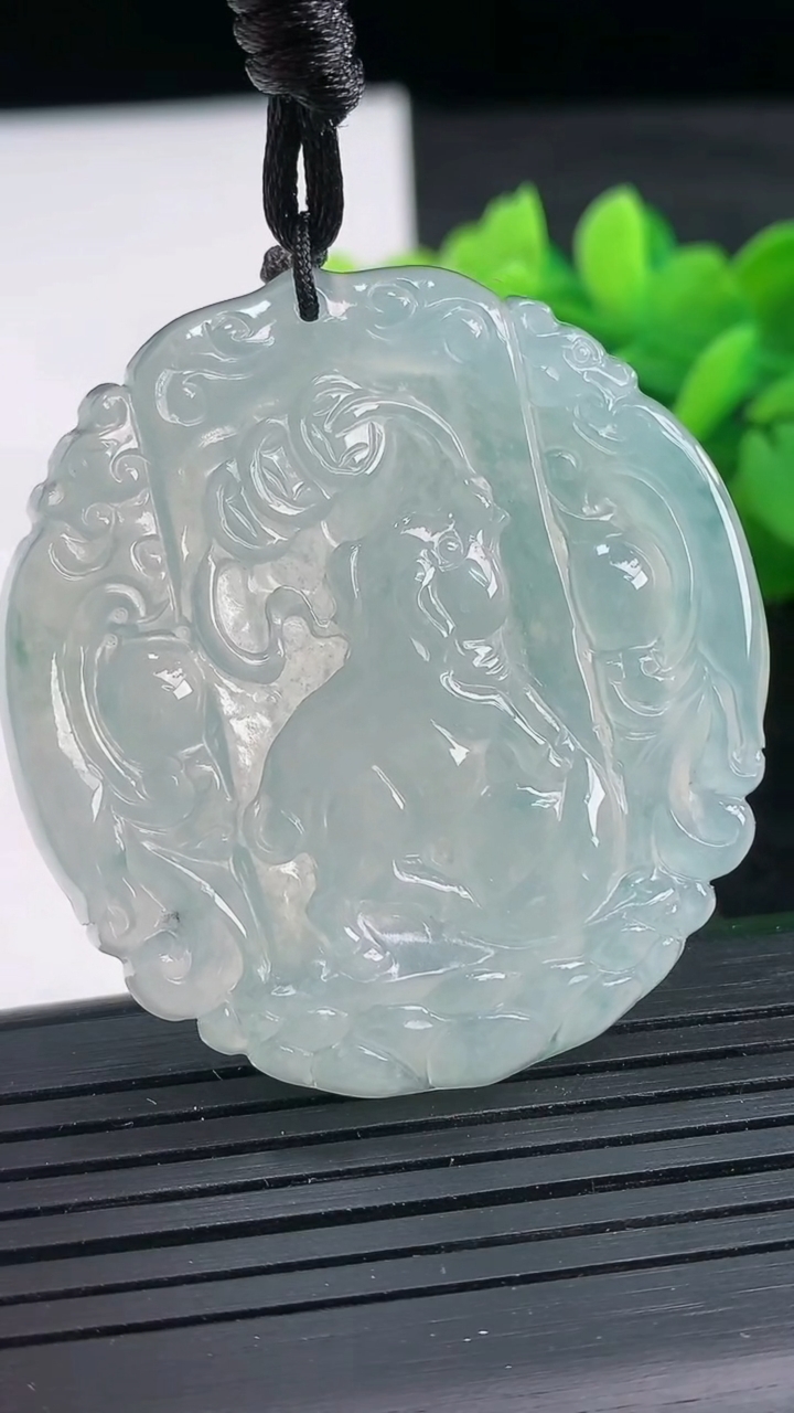 天然A货翡翠种飘花生肖猪吊坠尺寸47.6-43.9-5.2重量:24.03g
3月26日