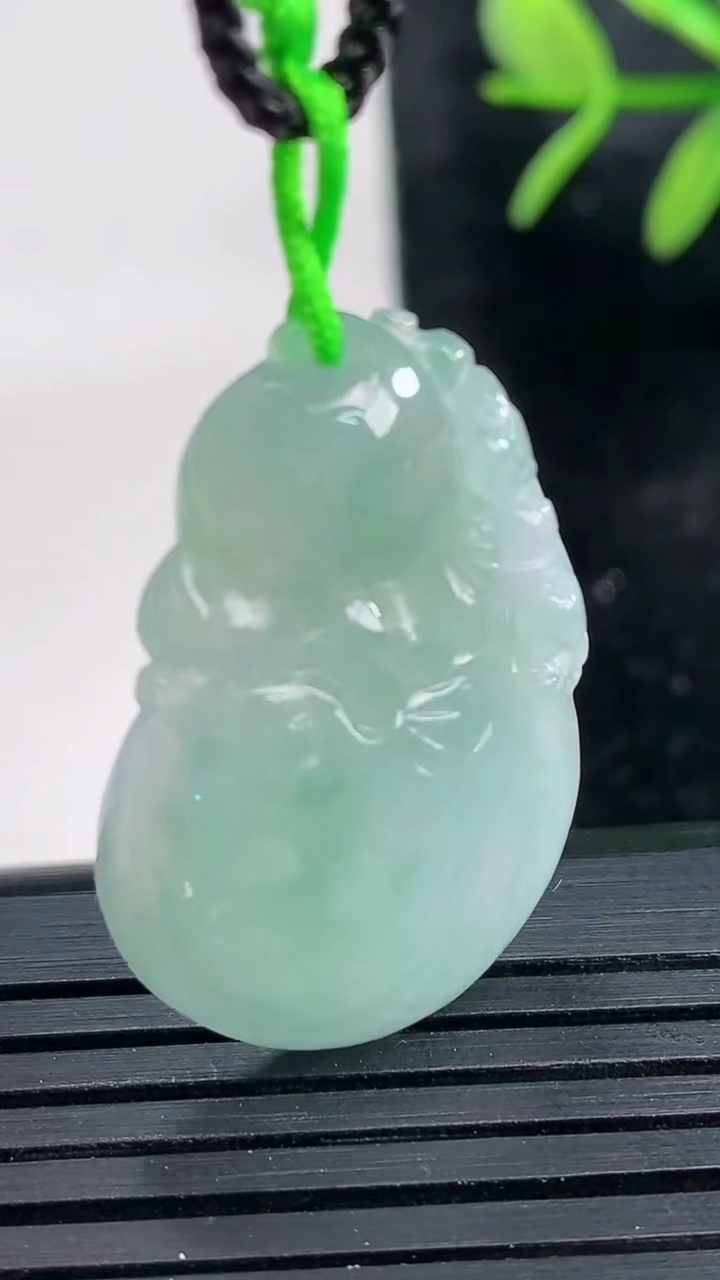 天然A货翡翠寿桃吊坠尺寸31.2-20.6-5.6重量:5.77g
3月26日