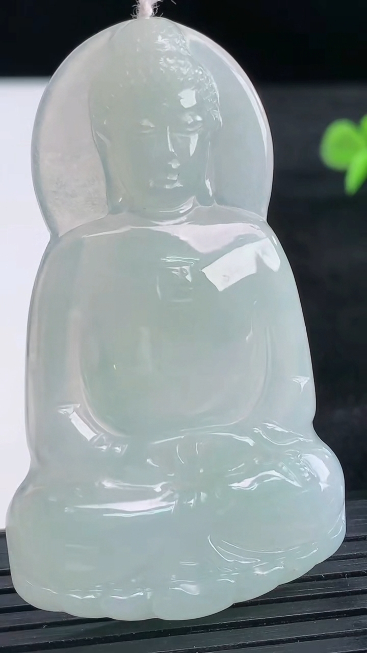 天然A货翡翠大日如来吊坠尺寸60.7-36.2-5.2重量:20.61g
3月26日