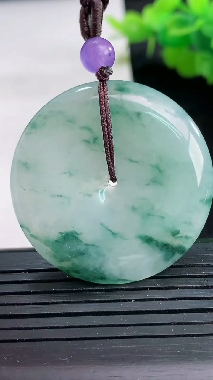 天然A货翡翠飘花平安扣吊坠尺寸36.8-5.7重量:17.04g
3月26日