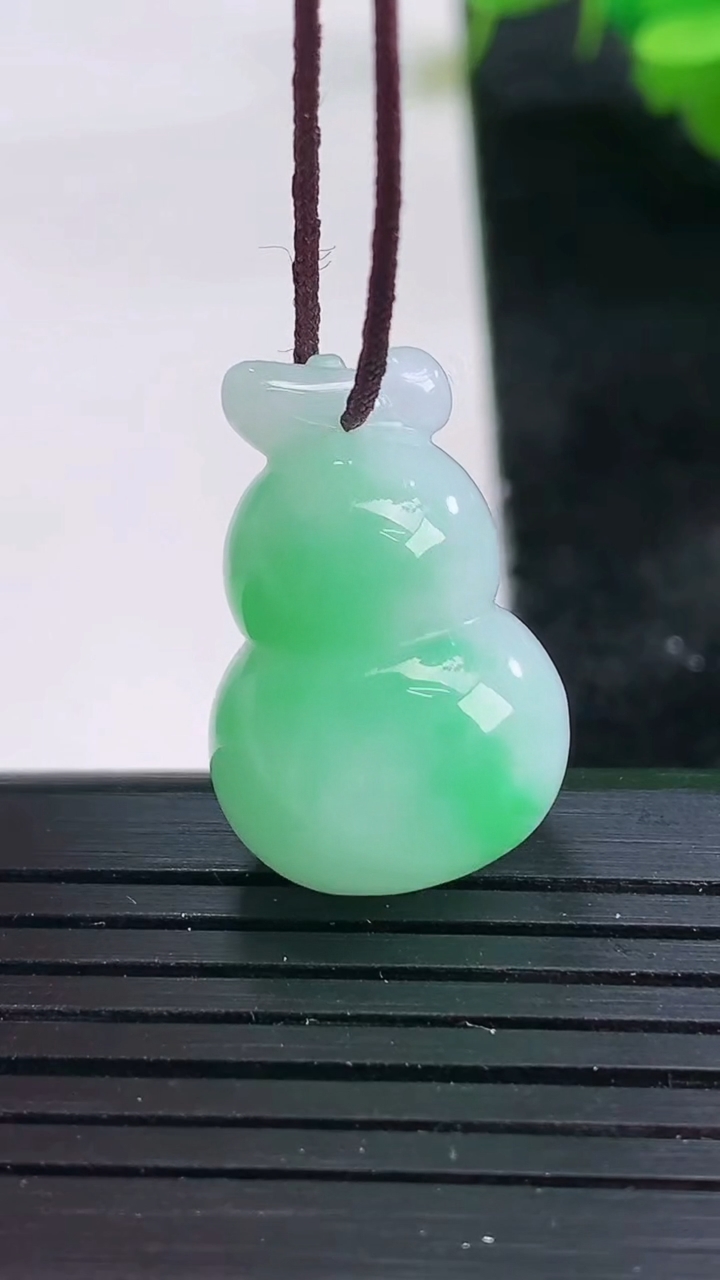 天然A货翡翠葫芦吊坠尺寸23.6-15.9-12.8重量:8.05g
3月26日