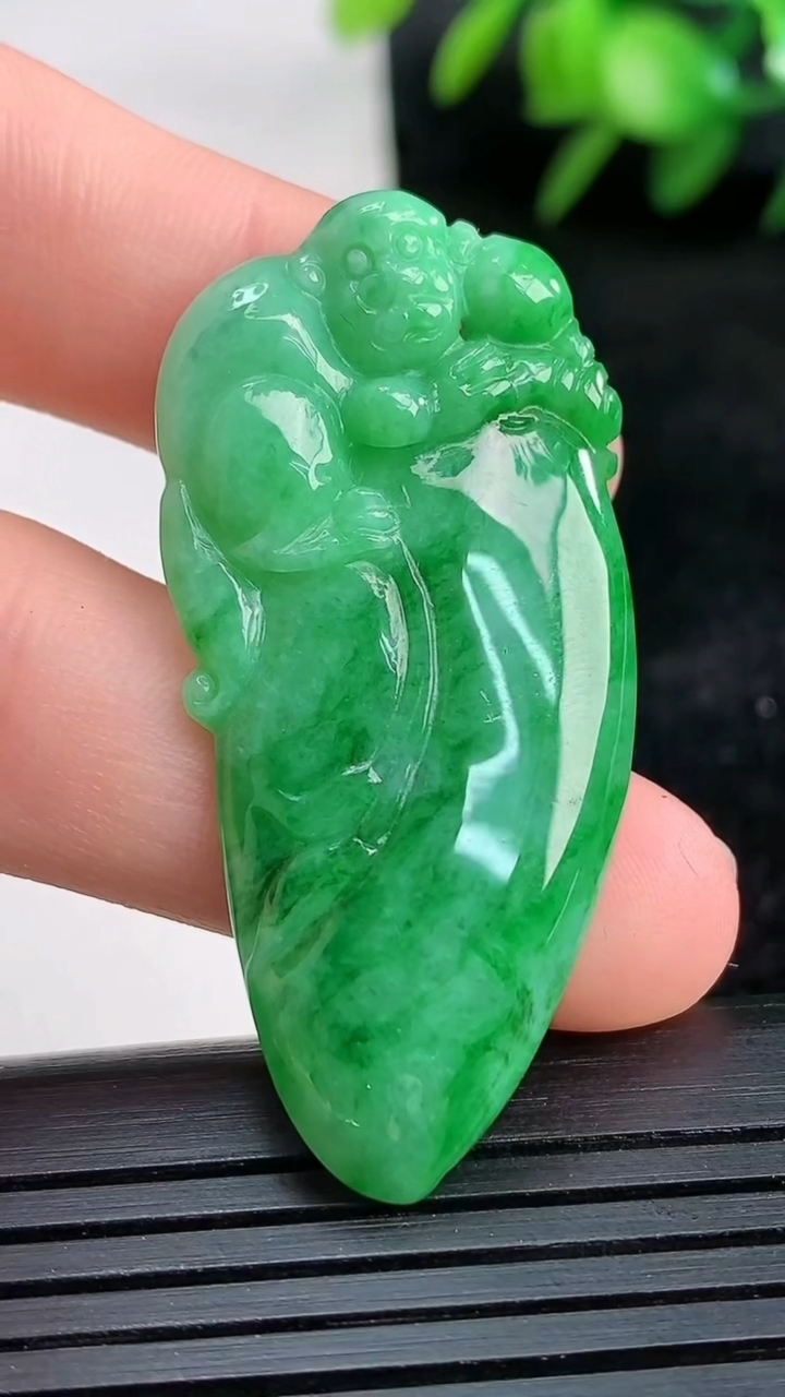 天然A货翡翠福瓜吊坠尺寸44.1-20.3-4.7重量:6.25g
3月26日