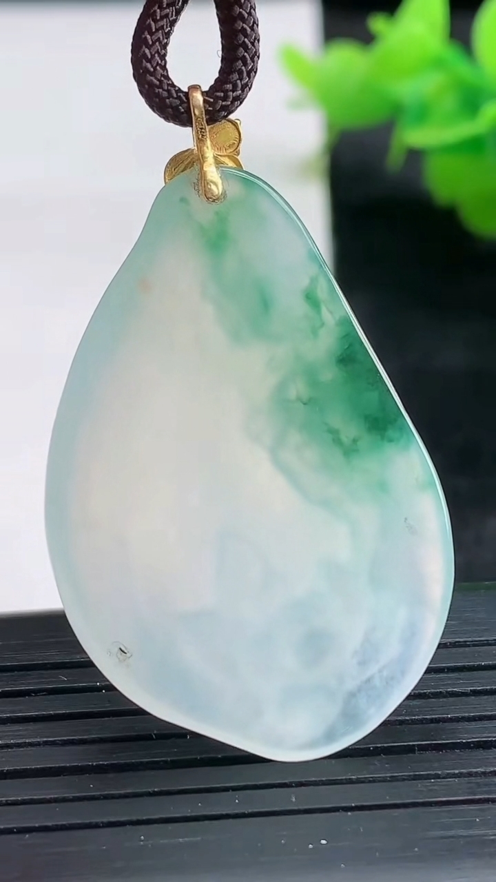 天然A货翡翠种飘花和和美美 荷花吊坠尺寸40.3-25.6-3.7重量:8.16g
3月26日