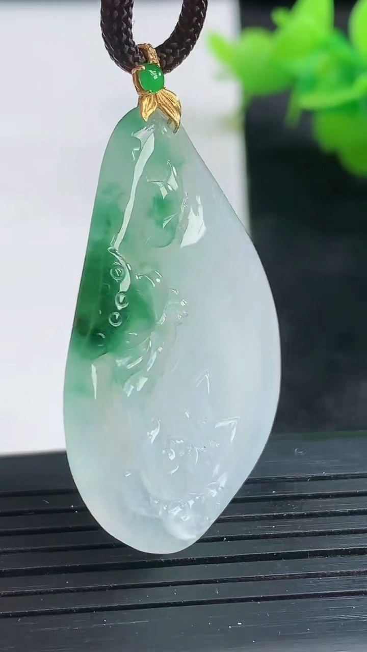 天然A货翡翠种飘花和和美美 荷花吊坠尺寸40.3-25.6-3.7重量:8.16g
3月26日