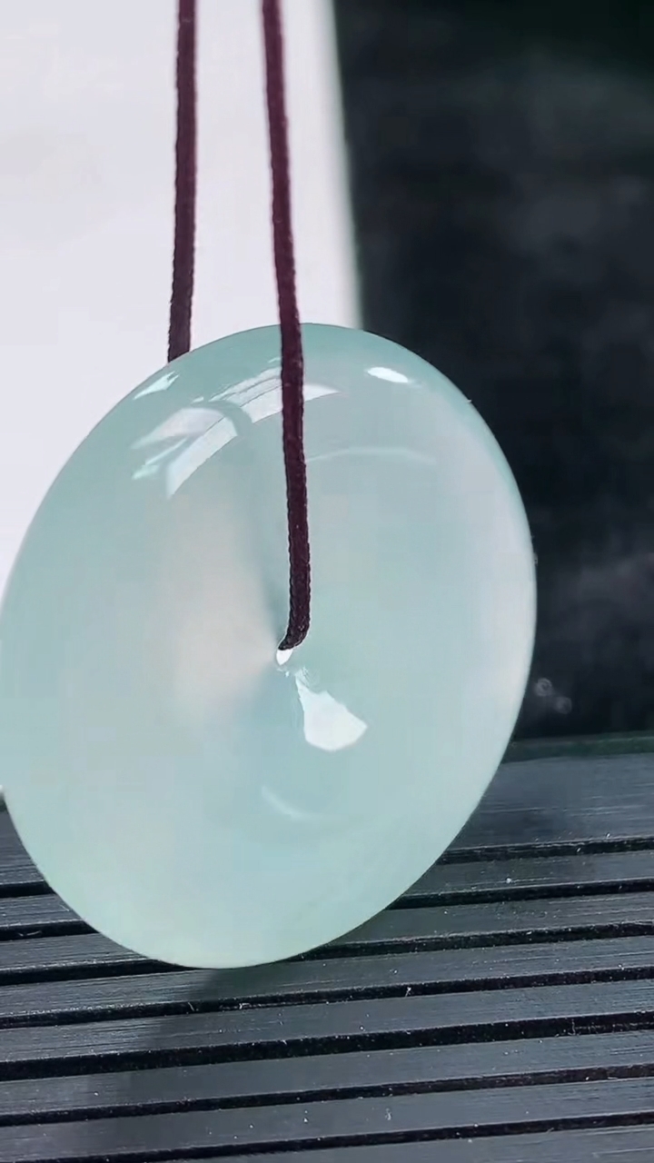 天然A货翡翠平安扣吊坠尺寸29.6-5.7重量:10.95g
3月26日