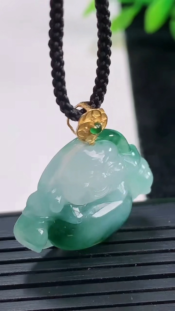 天然A货翡翠种飘花佛公吊坠尺寸23.4-26.5-6.3重量:5.76g
3月26日