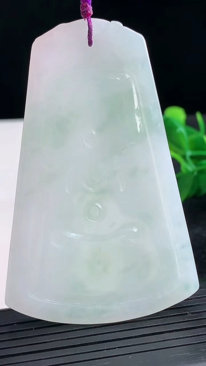 天然A货翡翠虚空藏菩萨吊坠尺寸74.3-48.3-6.5重量:44.09g
3月26日