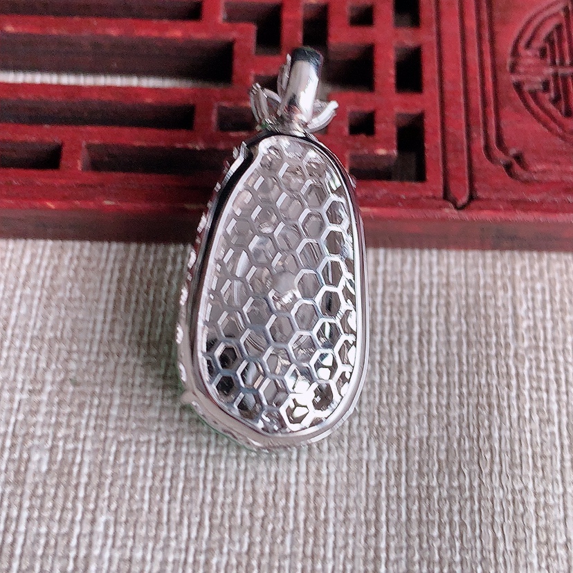 天然A货翡翠18K金伴钻镶嵌满绿四季豆福豆平安豆吊坠 
尺寸33-25.8-15.4-11.5mm 