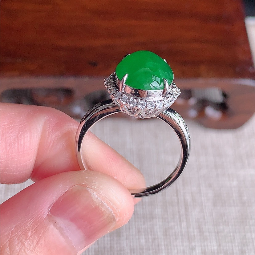天然A货翡翠18K金伴钻镶嵌阳绿蛋面戒指 圈口17.5裸石
尺寸10.8-9.2mm 重量4.38g